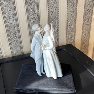 Lladro Wedding Couple Figurine in Gray and White